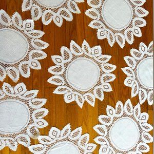 8 lace doilies